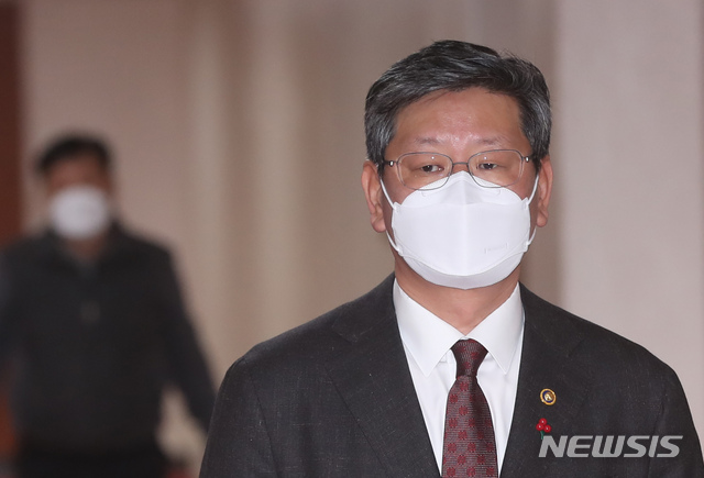 [서울=뉴시스]고승민 기자 = 이용구 법무부 차관이 26일 정부서울청사에서 열린 국무회의에 참석하고 있다. 2021.01.26. kkssmm99@newsis.com