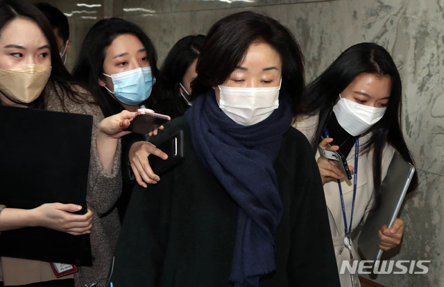 [서울=뉴시스]김진아 기자 = 심상정 정의당 의원이 26일 서울 여의도 국회에서 열린 의원총회를 마치고 회의장을 나서고 있다. (공동취재사진) 2021.01.26. photo@newsis.com