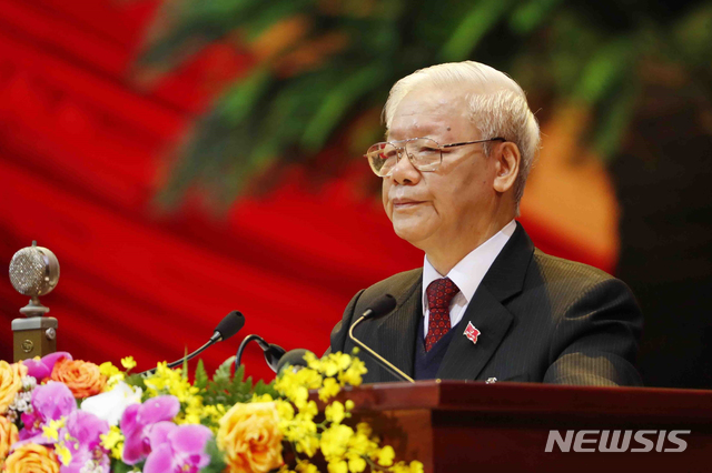 [하노이=AP/뉴시스]응우옌 푸 쫑(76) 베트남 공산당 서기장 겸 국가주석이 26일 베트남 하노이의 국립컨벤션센터에서 열린 제13차 공산당 대회에 참석해 연설하고 있다. 베트남 집권 공산당은 9일간의 일정으로 열린 당대회에서 향후 5년간 국가를 이끌 지도부를 선출하고 경제성장 정책 등 향후 방향을 논의한다. 2021.01.26.