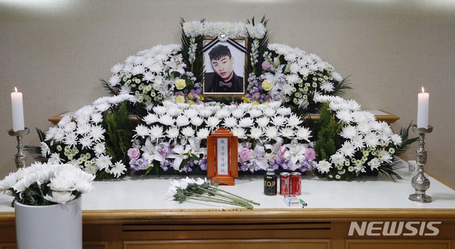 [서울=뉴시스]사진공동취재단 = 26일 래퍼 고(故) 아이언(본명 정헌철) 빈소가 마련된 서울 중구 국립중앙의료원 장례식장에 고인의 영정이 놓여져 있다. 2021.01.26. photo@newsis.com