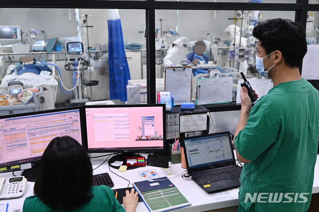[안성=뉴시스] 김종택기자 = 전 세계적으로 신종 코로나바이러스 감염증(코로나19) 확진 판정을 받은 누적 인구가 1억명을 넘어선 26일 경기도의료원 안성병원 코로나19 음압격리병동 중환자실에서 의료진들이 환자를 치료하고 있다. 누적 확진자 1억명 돌파는 지난 10일 9천만명을 넘긴 지 16일만이다. 세계 코로나19 확진자는 지난해 11월 9일 5천만명을 넘긴 뒤 15일 안팎의 간격을 두고 1천만명씩 증가해 왔다. 2021.01.26.jtk@newsis.com