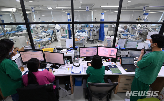[안성=뉴시스] 김종택기자 = 전 세계적으로 신종 코로나바이러스 감염증(코로나19) 확진 판정을 받은 누적 인구가 1억명을 넘어선 26일 경기도의료원 안성병원 코로나19 음압격리병동 중환자실에서 의료진들이 환자를 치료하고 있다. 누적 확진자 1억명 돌파는 지난 10일 9천만명을 넘긴 지 16일만이다. 세계 코로나19 확진자는 지난해 11월 9일 5천만명을 넘긴 뒤 15일 안팎의 간격을 두고 1천만명씩 증가해 왔다. 2021.01.26.jtk@newsis.com