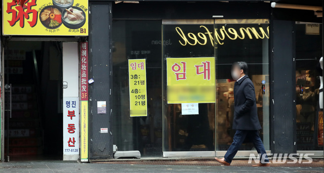 [서울=뉴시스] 김선웅 기자 = 서울 중구 명동 거리가 한산하다. 2021.01.26. mangusta@newsis.com 이 사진은 기사 내용과 직접적 관련 없음