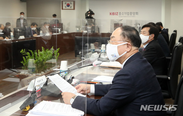 [서울=뉴시스]박주성 기자 = 홍남기 경제부총리 겸 기획재정부 장관이 26일 오후 서울 여의도 중소기업중앙회에서 열린 제6차 소재·부품·장비 경쟁력강화위원회에서 모두발언을 하고 있다. (공동취재사진). 2021.01.26. photo@newsis.com