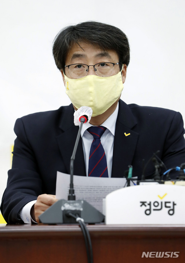 [서울=뉴시스]최동준 기자 = 정의당 김윤기 당대표 직무대행이 26일 서울 여의도 국회에서 열린 전략협의회에서 발언하고 있다. 2021.01.26. photocdj@newsis.com