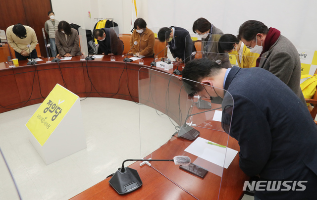 [서울=뉴시스]최동준 기자 = 정의당 김윤기 당대표 직무대행, 이은주, 배진교, 류호정 의원 등 참석자들이 26일 서울 여의도 국회에서 열린 전략협의회에서 김종철 전 대표 성추행 사건에 대해 사과하고 있다. (공동취재사진) 2021.01.26. photo@newsis.com