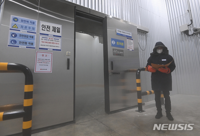 [평택=뉴시스] 김종택기자 = 다음달 첫 신종 코로나바이러스 감염증(코로나19) 백신의 국내 도입이 예정된 가운데 26일 오후 경기도 평택시 오성면 한국초저온 물류센터에서 관계자가 코로나19 백신 초저온 보관소를 점검하고 있다. 2021.01.26. jtk@newsis.com