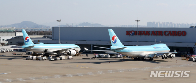 [인천공항=뉴시스]박진희 기자 = 인천공항 화물터미널에 이륙 준비중인 대한항공 화물기. 2021.01.27. pak7130@newsis.com