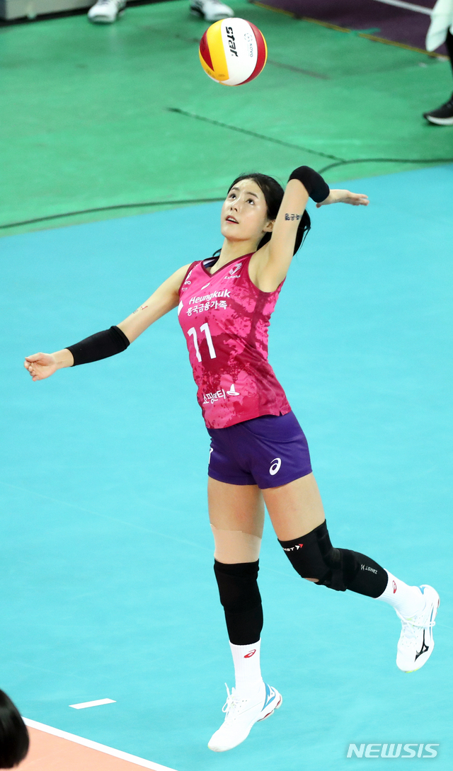 [인천=뉴시스]이윤청 기자 = 26일 인천 계양구 계양체육관에서 열린 프로배구 V리그 여자부 흥국생명과 GS칼텍스의 경기, 흥국생명 이다영이 서브하고 있다. 2021.01.26. radiohead@newsis.com