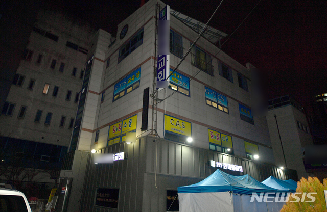 [광주=뉴시스] 류형근 기자 = 26일 오후 광주 광산구 운남동 광주TCS국제학교에서 신종 코로나바이러스 감염증(코로나19) 확진자가 100명 발생했다. 2021.01.26. hgryu77@newsis.com