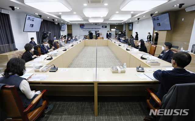 [청주=뉴시스] 인진연 기자 = 충북 청주시 오송읍 식품의약품안전처에서 27일 열린 '셀트리온 코로나19 치료제 중앙약사심의위원회 회의'에 참석한 전문가와 심의위원들이 회의 자료를 검토하고 있다. 2021.01.27. inphoto@newsis.com 