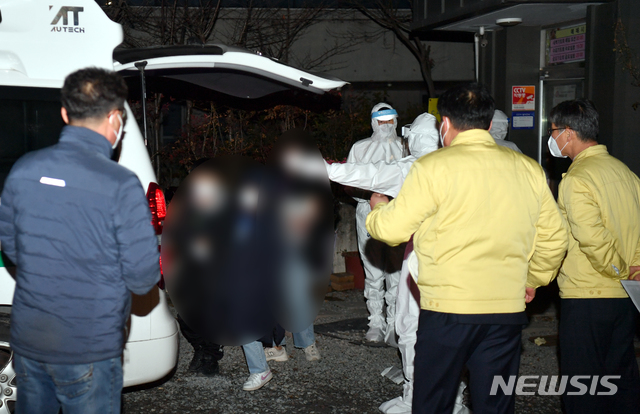 [광주=뉴시스] 류형근 기자 = 27일 오전 광주 광산구 운남동 광주TCS국제학교에서 방역당국이 신종 코로나바이러스 감염증(코로나19) 음성 판정자를 별도의 격리공간으로 이송 하고 있다. 광주TCS국제학교에서는 지난 26일 오후 늦게 합숙자와 교인 135명 중 100명이 확진판정을 받았다. 2021.01.27. hgryu77@newsis.com