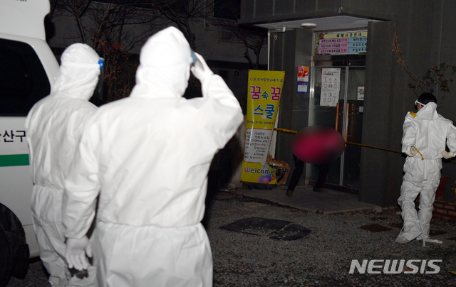 [광주=뉴시스] 류형근 기자 = 27일 오전 광주 광산구 운남동 광주TCS국제학교에서 방역당국이 신종 코로나바이러스 감염증(코로나19) 음성 판정자를 별도의 격리공간으로 이송 하기 위해 준비하고 있다. 광주TCS국제학교에서는 지난 26일 오후 늦게 합숙자와 교인 135명 중 100명이 확진판정을 받았다. 2021.01.27. hgryu77@newsis.com