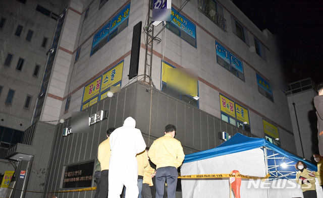 [광주=뉴시스] 류형근 기자 = 27일 오전 광주 광산구 운남동 광주TCS국제학교를 통제하고 있다. 광주TCS국제학교에서는 지난 26일 오후 늦게 합숙자와 교인 135명 중 100명이 신종 코로나 바이러스 감염증(코로나19) 확진판정을 받았다. 2021.01.27. hgryu77@newsis.com