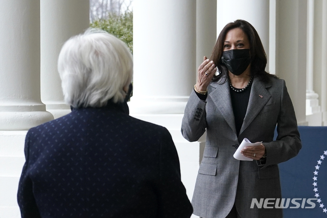 [워싱턴=AP/뉴시스] 카멀라 해리스 미국 부통령이 26일(현지시간) 재닛 옐런 미국 재무장관을 향해 미소 짓고 있다. 옐런 장관은 이날 재무부를 마주 본 백악관 동쪽에서 해리스 부총령 주재로 취임 선서를 했다. 미국 역사상 첫 여성 재무장관과 첫 여성 부통령이 등장한 선서식에 뉴욕타임스(NYT)는 "역사를 만들어가는 순간"이라고 평가했다. 2021.01.27.