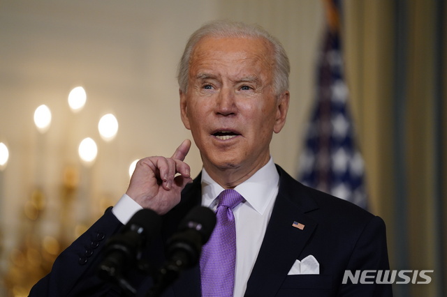 바이든, 푸틴과 첫 통화…강경 입장 속 외교 여지 남겨