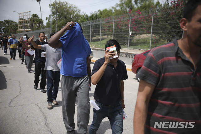 [브라운스빌(미 텍사스주)=AP/뉴시스]미국으로 불법 입국하려던 이주민들이 2019년 7월31일 미 텍사스주 브라운스빌과의 경계에 있는 멕시코 마타모로스의 리오그란데 강을 가로지르는 푸에르타 멕시코 다리를 통해 멕시코로 추방되고 있다. 미 텍사스주 지방법원의 드류 팁턴 판사는 26일(현지시간) 조 바이든 대통령 이민정책의 최우선 순위인 100일 간의 추방 유예 조치를 미 정부가 시행하지 못하도록 금지하는 명령을 내렸다. 2021.1.27 
