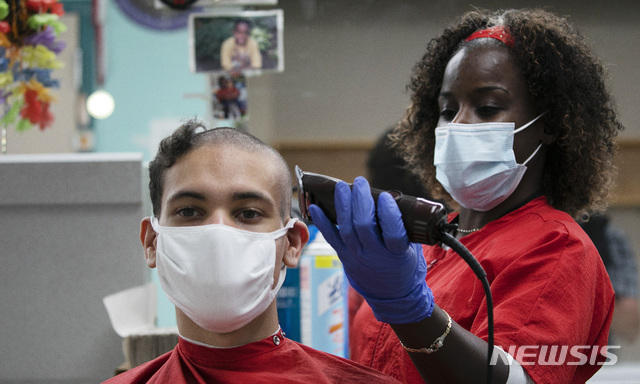 [워싱턴= AP/뉴시스] 지난 해 7월 미국 웨스트포인트 육군사관학교 입학을 위해 머리를 삭발하고 있는 아이닿주 노아 페티 생도. 미군 남성의 헤어스타일은 여전히 삭발에 가깝지만 여군은 앞으로 긴 포니테일이나 짧은 커트 머리, 이어링과 손톱손질등 개인의 미용선택권이 대폭 확대된다. 