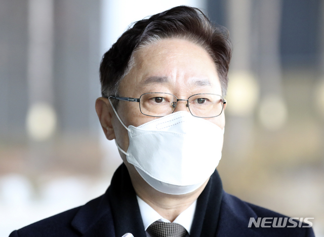 [서울=뉴시스]최진석 기자 = 박범계 법무부 장관 후보자가 27일 서울 서초구 서울고등검찰청에 차려진 인사청문회 준비 사무실로 출근하며 취재진의 질문에 답하고 있다. 2021.01.27. myjs@newsis.com