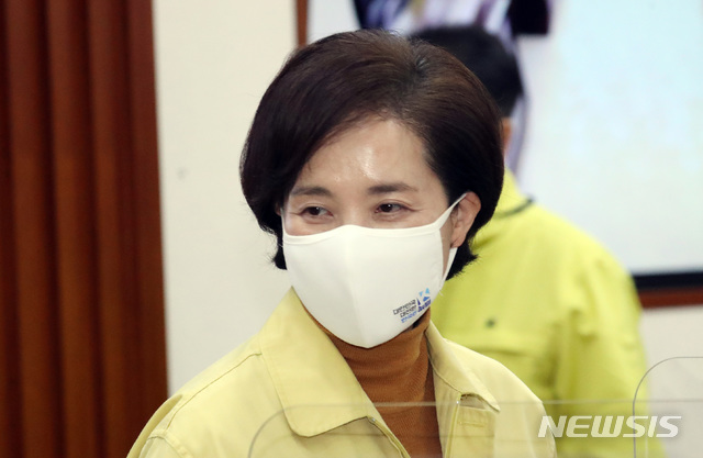 [서울=뉴시스]이영환 기자 = 유은혜 사회부총리 겸 교육부 장관이 27일 오전 서울 종로구 정부서울청사에서 열린 제28차 비상경제 중앙대책본부 회의 겸 2021년 제1차 혁신성장전략회의에 참석 하고 있다. (공동취재사진) 2021.01.27. photo@newsis.com