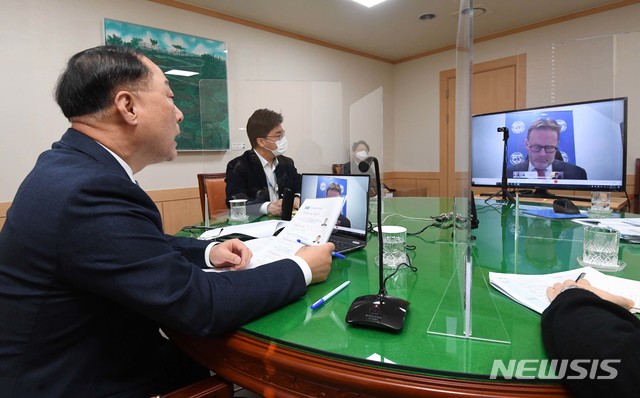 [서울=뉴시스]홍남기 부총리 겸 기획재정부 장관이 27일 서울 종로구 정부서울청사에서 안드레아스 바우어 IMF(국제통화기금) 한국 미션단장과 화상으로 IMF 연례협의 결과와 관련 면담을 하고 있다. (사진=기획재정부 제공) 2021.01.27. photo@newsis.com