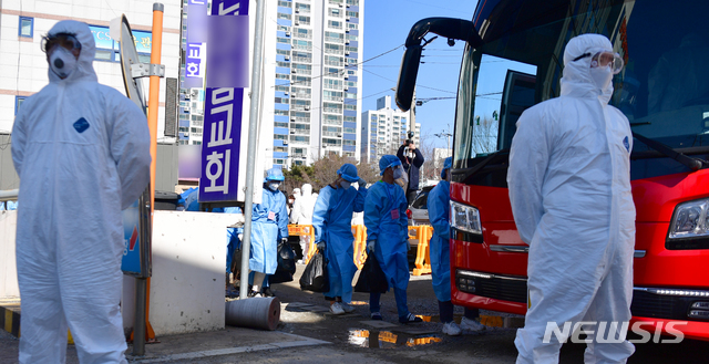 [광주=뉴시스] 류형근 기자 =  6세~19세 학생 등 109명이 신종 코로나바이러스 감염증(코로나19) 확진 판정을 받은 광주 광산구 운남동 광주TCS국제학교에서 27일 오후 확진자들이 생활치료시설로 이동하기 위해 버스에 탑승하고 있다. 2021.01.27. hgryu77@newsis.com