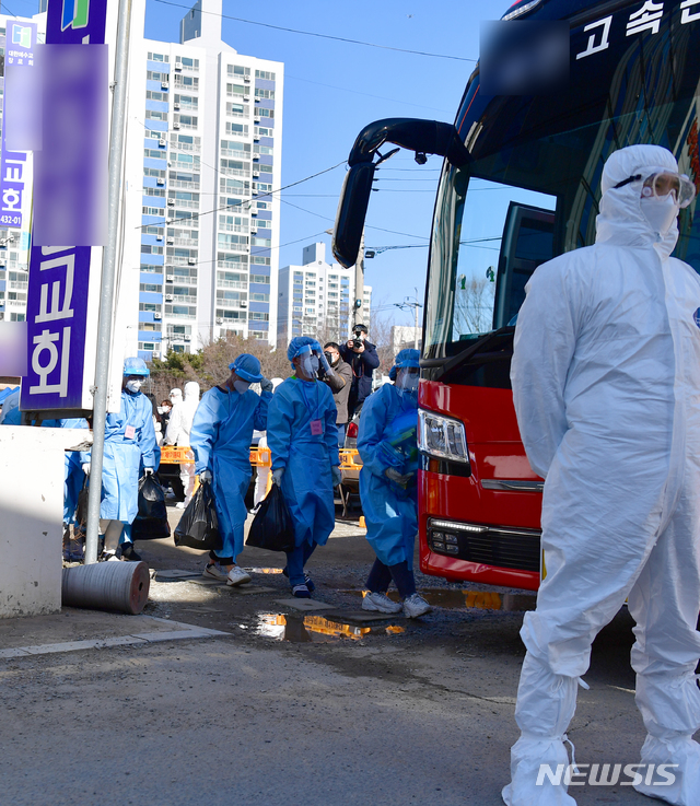 6세~19세 학생 등 109명이 신종 코로나바이러스 감염증(코로나19) 확진 판정을 받은 광주 광산구 운남동 광주TCS국제학교에서 27일 오후 확진자들이 생활치료시설로 이동하기 위해 버스에 탑승하고 있다. 2021.01.27. hgryu77@newsis.com