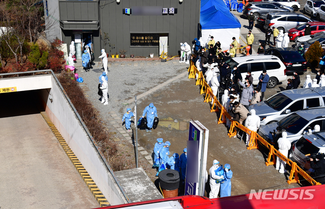 6세~19세 학생 등 109명이 신종 코로나바이러스 감염증(코로나19) 확진 판정을 받은 광주 광산구 운남동 광주TCS국제학교에서 27일 오후 확진자들이 생활치료시설로 이동하기 위해 버스에 탑승하고 있다. 2021.01.27. hgryu77@newsis.com