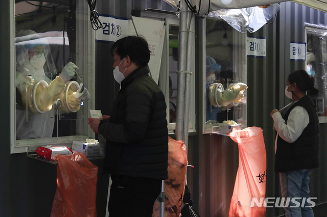 [서울=뉴시스] 박민석 기자 = 27일 오후 서울역 광장에 설치된 중구 신종 코로나바이러스 감염증(코로나19) 임시선별검사소에서 의료진이 검체를 채취하고 있다. 2021.01.27. mspark@newsis.com