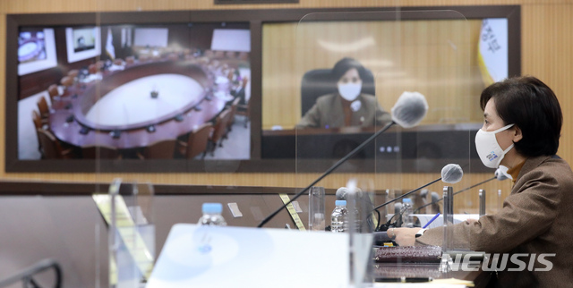 [세종=뉴시스]강종민 기자 = 유은혜 부총리 겸 교육부 장관이 27일 오후 정부세종청사에서 열린 사회관계장관회의를 주재하며 모두발언을 하고 있다. 2021.01.27.&nbsp; ppkjm@newsis.com