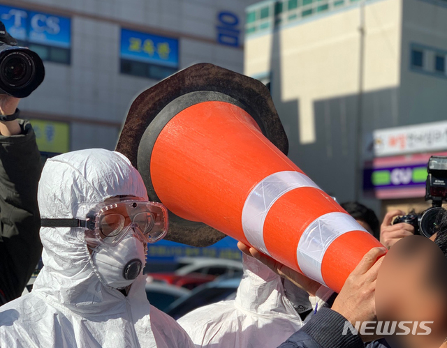 [광주=뉴시스] 김혜인 기자 = 27일 오후 광주 광산구 운남동 광주TCS국제학교에서 109명이 신종 코로나바이러스 감염증(코로나19) 확진 판정을 받은 가운데 성난 시민이 라바콘을 들고 사과를 요구하고 있다. 2021.01.27. hyein0342@newsis.com