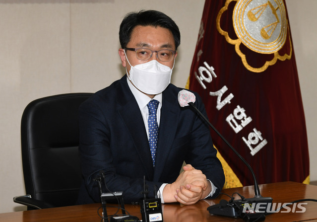 [서울=뉴시스]홍효식 기자 = 김진욱 초대 고위공직자범죄수사처 처장이 지난 27일 오후 서울 강남구 대한변호사협회에서 이찬희 대한변호사협회장을 예방해 인사말을 하고 있다. (공동취재사진) 2021.01.27. photo@newsis.com