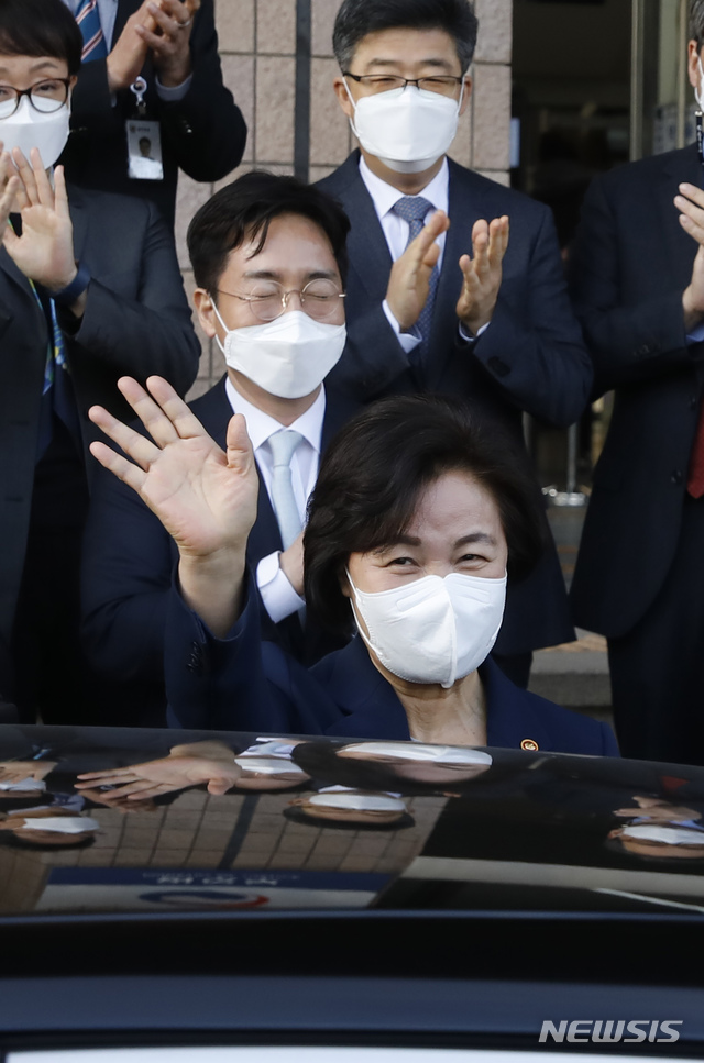 [과천=뉴시스]고승민 기자 = 추미애 전 법무부 장관이 27일 정부과천청사 법무부에서 이임식을 마친 뒤 청사를 떠나며 인사하고 있다. 2021.01.27. kkssmm99@newsis.com