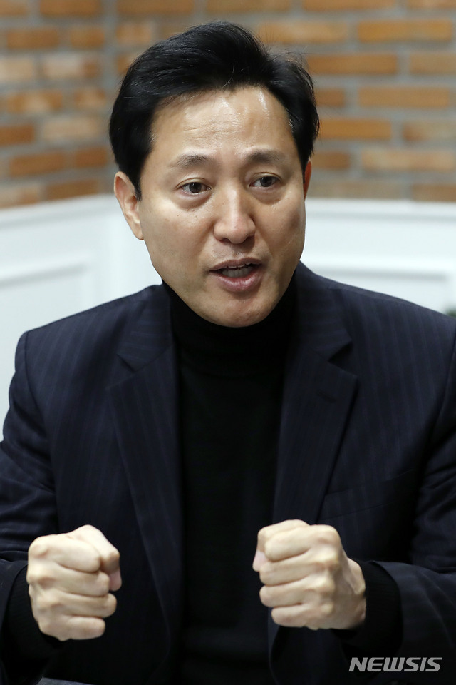 [서울=뉴시스]최동준 기자 = 서울시장 보궐선거 출마를 선언한 오세훈 전 서울시장이 27일 서울 여의도 국회 인근에서 뉴시스와 인터뷰를 하고 있다. 2021.01.28. photocdj@newsis.com
