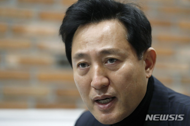 [서울=뉴시스]최동준 기자 = 서울시장 보궐선거 출마를 선언한 오세훈 전 서울시장이 27일 서울 여의도 국회 인근에서 뉴시스와 인터뷰를 하고 있다. 2021.01.28. photocdj@newsis.com