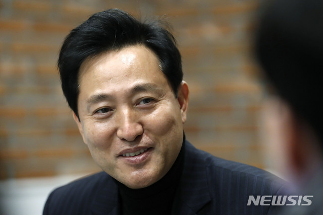 [서울=뉴시스]최동준 기자 = 서울시장 보궐선거 출마를 선언한 오세훈 전 서울시장이 27일 서울 여의도 국회 인근에서 뉴시스와 인터뷰를 하고 있다. 2021.01.28. photocdj@newsis.com