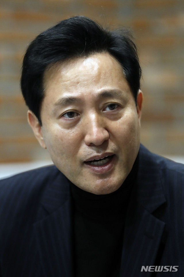 [서울=뉴시스]최동준 기자 = 서울시장 보궐선거 출마를 선언한 오세훈 전 서울시장이 27일 서울 여의도 국회 인근에서 뉴시스와 인터뷰를 하고 있다. 2021.01.28. photocdj@newsis.com