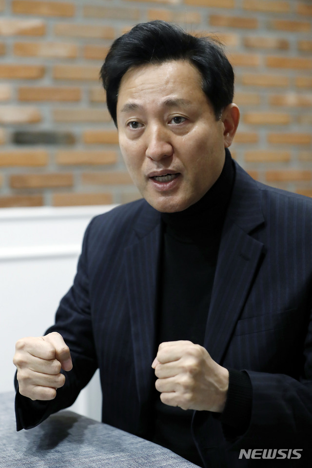 [서울=뉴시스]최동준 기자 = 서울시장 보궐선거 출마를 선언한 오세훈 전 서울시장이 27일 서울 여의도 국회 인근에서 뉴시스와 인터뷰를 하고 있다. 2021.01.28. photocdj@newsis.com