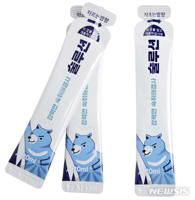 [창원=뉴시스] 강경국 기자 = ㈜대호식품이 한방식품 연구회 약식동원과 공동으로 개발한 숙취해소제 술루션의 스틱 포 타입 사진. (사진=㈜대호식품 제공). 2021.01.28. photo@newsis.com