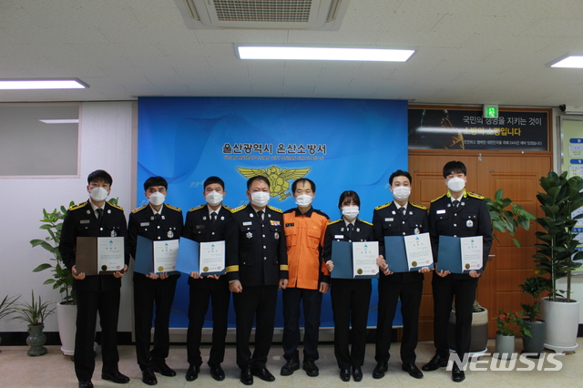 [울산=뉴시스]유재형 기자 = 울산 온산소방서(서장 윤태곤)는 28일 서장실에서 신속한 응급처치로 소중한 생명을 구한 119구급대원 1명에게 ‘하트세이버(Heart Saver)’를, 5명에게는 ‘트라우마 (Trauma Saver)세이버’를 수여했다고 밝혔다. 2021.01.28. (사진= 온산소방서 제공)photo@newsis.com