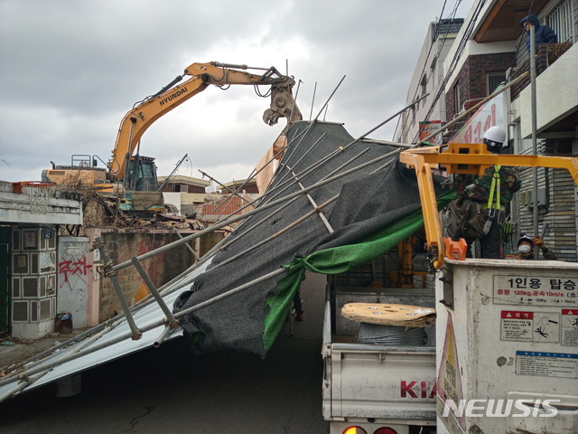 [대구=뉴시스]이은혜 기자 = 28일 오후 대구 달서구 송현동의 한 공사장 펜스가 강풍에 넘어져 소방당국이 안전조치에 나섰다. 2021.01.28. (사진=대구소방안전본부 제공) photo@newsis.com 