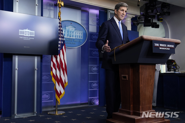 [워싱턴=AP/뉴시스]존 케리 미국 기후변화 특사가 27일(현지시간) 백악관에서 기후변화 대응과 관련해 발언하고 있다. 2021.1.28.