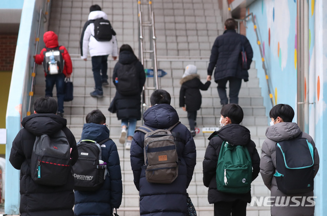 [서울=뉴시스]고승민 기자 = 교육부가 신학기를 한달여 앞두고 유치원부터 고등학교까지 학년별 등교방식을 담은 학사운영지원방안을 발표할 것으로 알려진 28일 서울의 한 초등학교에서 학생들이 등교하고 있다. 학사운영지원방안에는 사회적 거리두기 단계별 등교원칙과 밀집도 예외조치의 변화가 예상된다. 2021.01.28. kkssmm99@newsis.com
