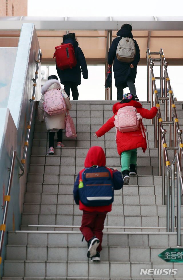 [서울=뉴시스]고승민 기자 = 교육부가 신학기를 한달여 앞두고 유치원부터 고등학교까지 학년별 등교방식을 담은 학사운영지원방안을 발표할 것으로 알려진 28일 서울의 한 초등학교에서 학생들이 등교하고 있다. 학사운영지원방안에는 사회적 거리두기 단계별 등교원칙과 밀집도 예외조치의 변화가 예상된다. 2021.01.28. kkssmm99@newsis.com