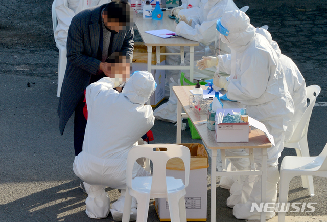 [광주=뉴시스] 변재훈 기자 = 28일 오전 광주 서구 쌍촌동 한 대형교회 주차장에 설치된 임시 선별검사소에서 교인 대상 코로나19 전수 검사가 펼쳐지고 있다. 최근 지역 내 집단감염원인 IM선교회 관련 미인가 교육 시설과 접점이 있는 이 교회에서는 20여 명의 확진자가 속출하고 있다. 2021.01.28. wisdom21@newsis.com