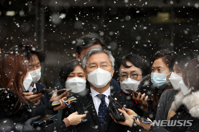 [서울=뉴시스]이윤청 기자 = 조국 전 법무부장관 아들의 허위 인턴 증명서를 발급해준 혐의를 받는 최강욱 열린민주당 대표가 1심 선고 공판에서 징역 8개월, 집행유예 2년을 선고받고 28일 서울 서초구 서울중앙지방법원을 나서고 있다. 2021.01.28. radiohead@newsis.com