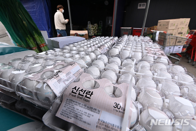 [오산=뉴시스] 김종택기자 = 고병원성 조류 인플루엔자(AI) 확산으로 국내 계란 공급 부족 상황이 이어진 28일 경기도 오산시 한 마트에서 수입된 미국산 신선란이 유통되고 있다. 2021.01.28. jtk@newsis.com