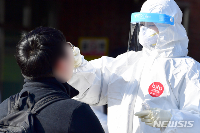 [광주=뉴시스] 류형근 기자 = 28일 오전 광주 서구 한 고등학교에서 신종 코로나바이러스 감염증(코로나19) 전수검사가 펼쳐지고 있다. 2021.01.28. hgryu77@newsis.com