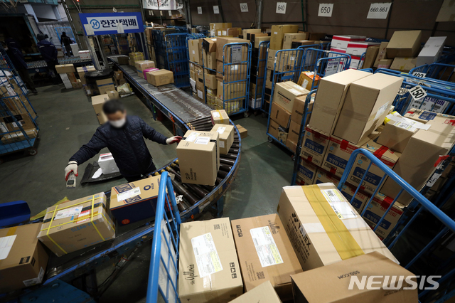 [서울=뉴시스]이윤청 기자 = 민주노총 전국택배노동조합이 오는 29일 총파업을 예고한 가운데 28일 서울의 한 택배 물류센터에서 택배 노동자들이 작업을 하고 있다. 2021.01.28. radiohead@newsis.com