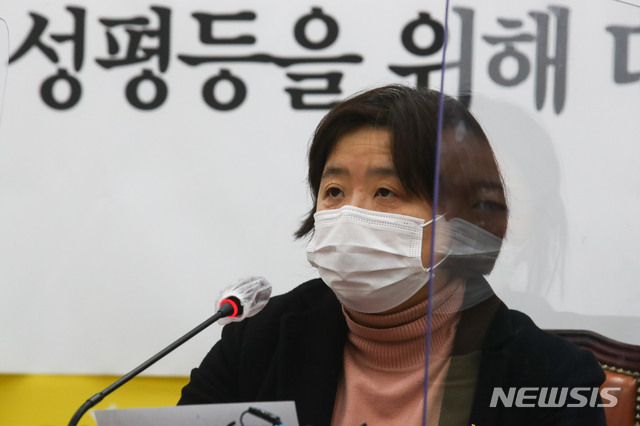 [서울=뉴시스]전진환 기자 = 정의당 배복주 부대표가 28일 오전 국회에서 열린 '성평등 조직문화개선대책 TF 1차 대책발표'에서 발언하고 있다. (공동취재사진) 2021.01.28. photo@newsis.com